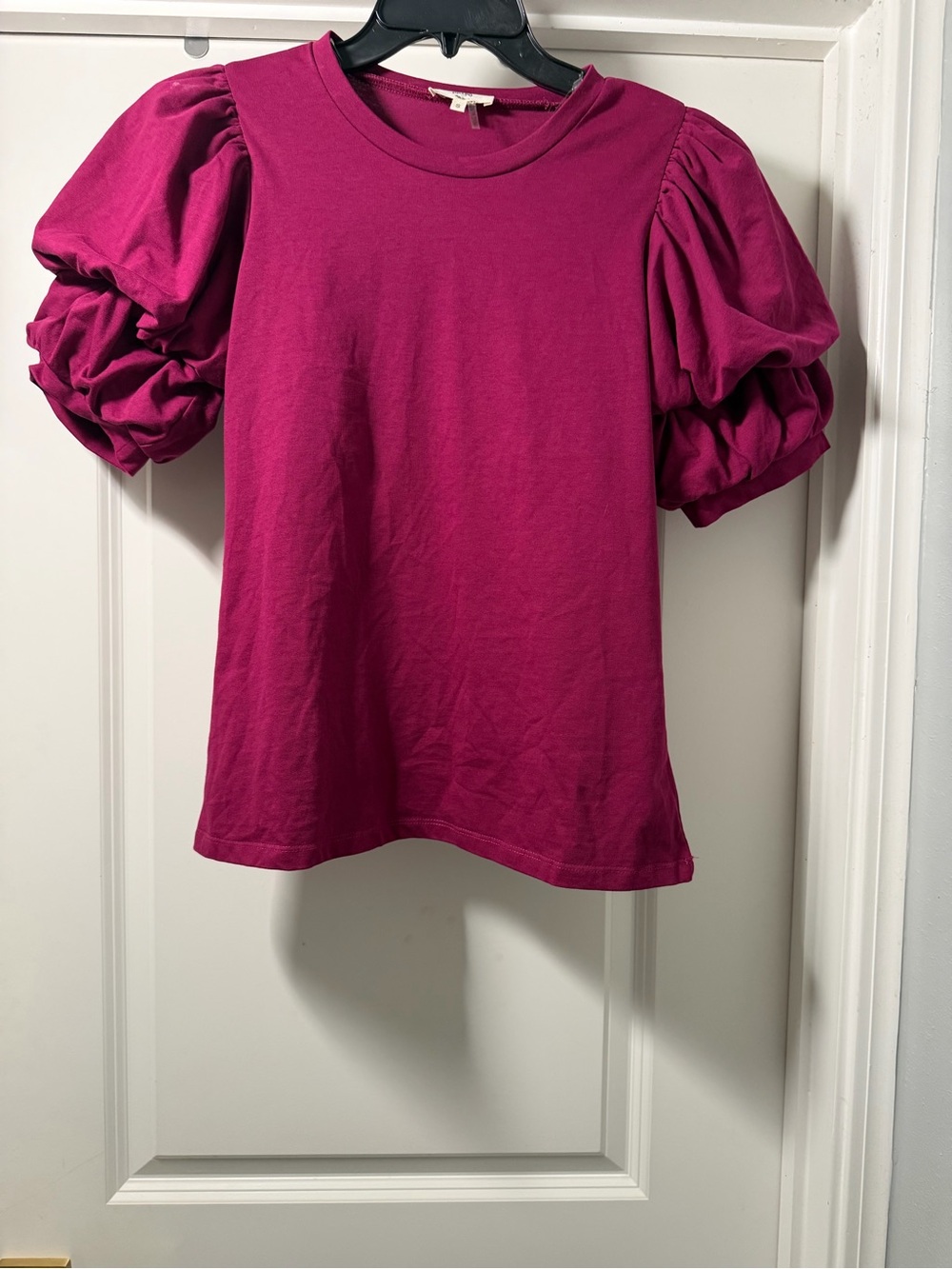 entro women’s size small Puff-Sleeve Tee in Magenta